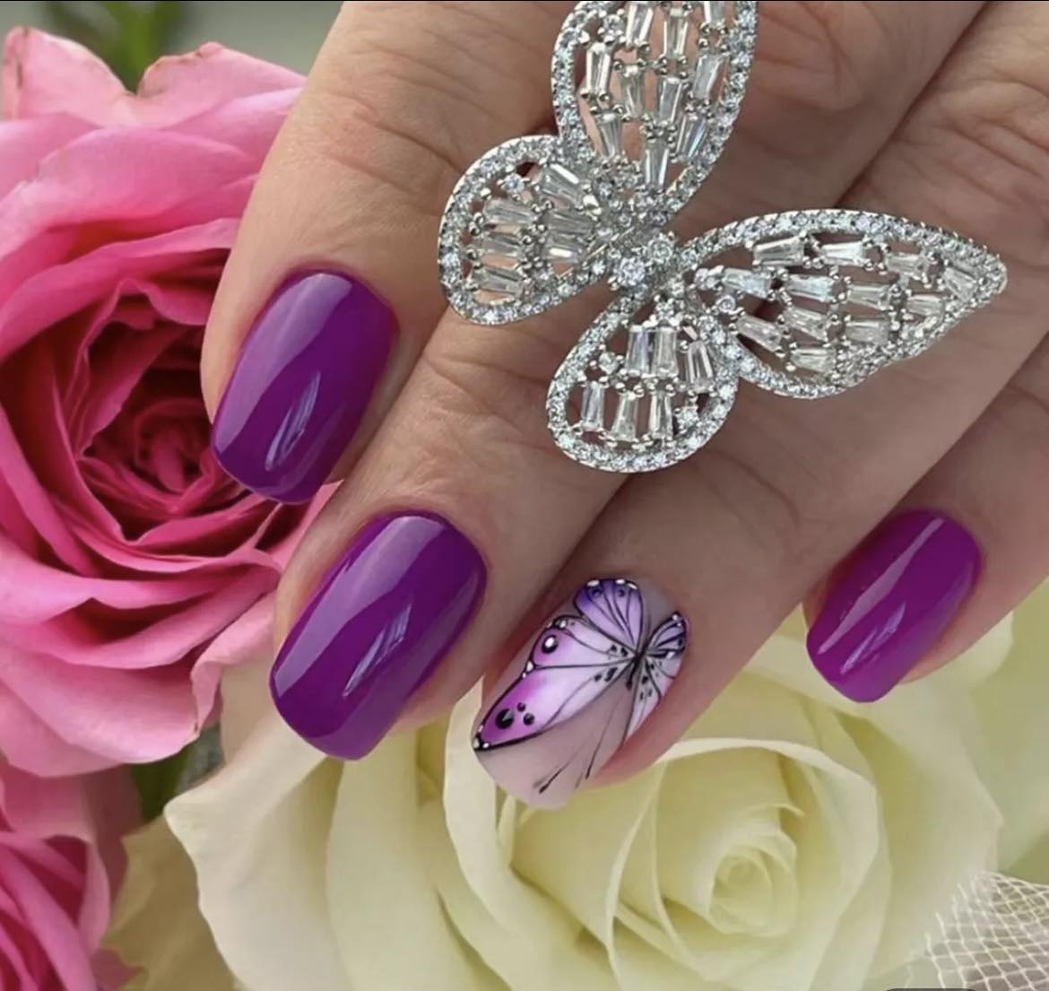 Medium Length Squoval Press on Nails. Dark Magenta with Butterflies. Durable Acrylic Press on Nails. Easy and quick to apply. Great for those special occasions, parties or add an edge to any outfit. Gorgeous, flattering and you can re-use them again and again.